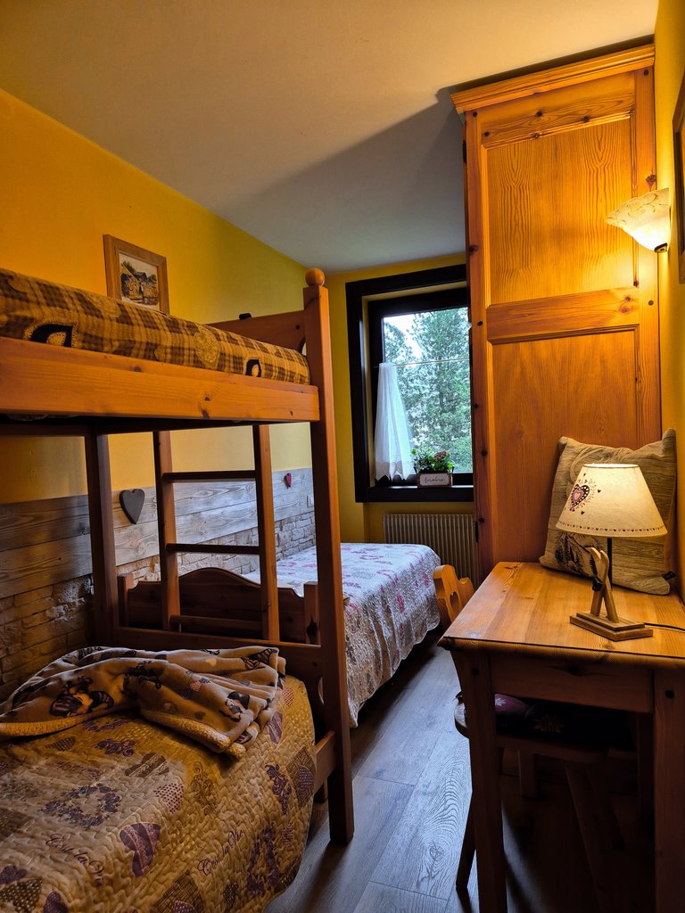 camera fragolina tripla con letto a castello close